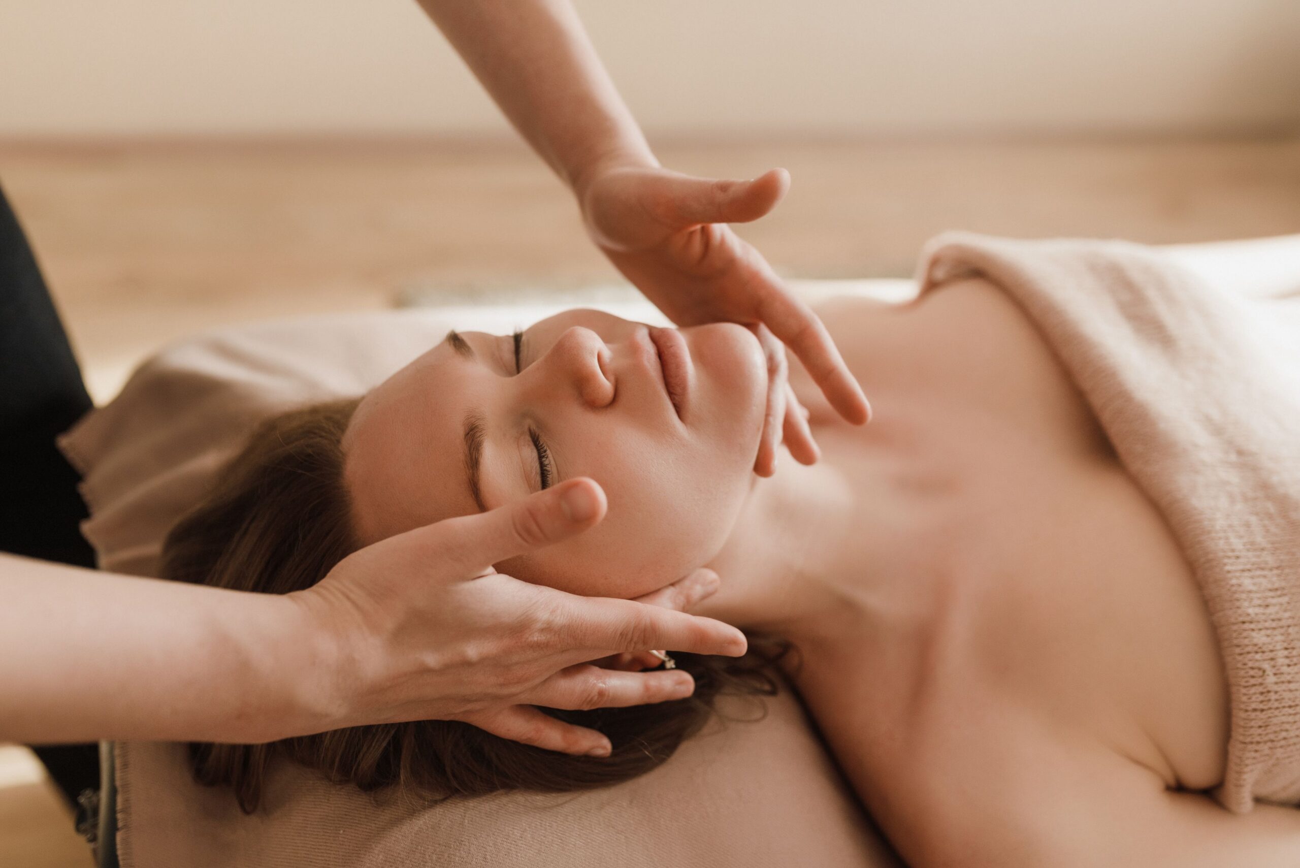 Klassische medizinische Rückenmassage zur Linderung von Muskelverspannungen und Schmerzen.