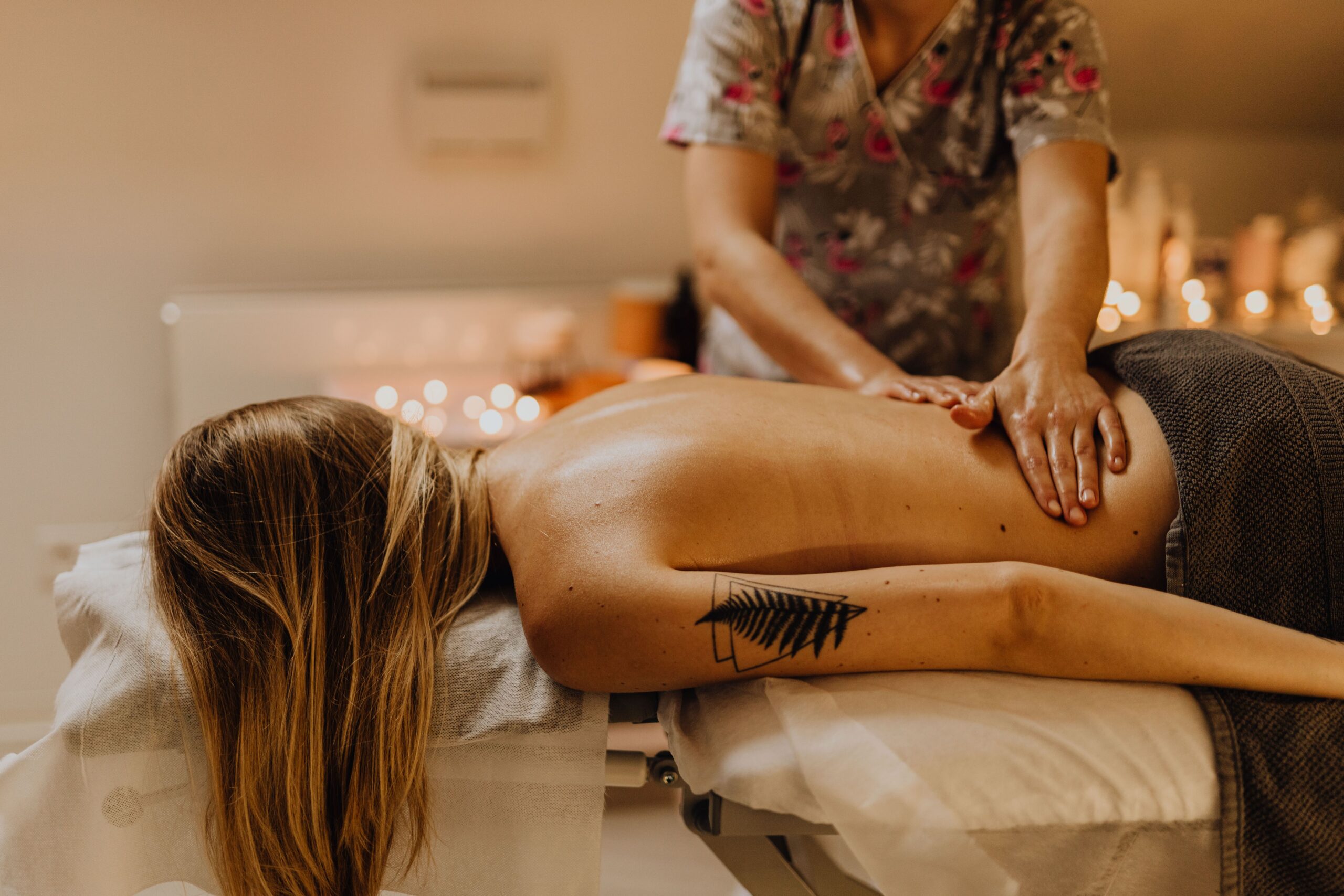Professionelle Entspannungsmassage | Wellness- & Spa-Behandlung Ein Massagetherapeut führt bei einem Kunden in einer beruhigenden Spa-Atmosphäre eine entspannende Ganzkörper-Rückenmassage durch, um Muskelverspannungen zu lösen, Stress abzubauen und das allgemeine Wohlbefinden zu fördern.